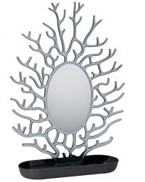 Cora stromček slúži na odkladanie vašich šperkov. Skvelé na ňom je aj zrkadlom, v ktorom si hneď môžete odskúšať, či vám šperky pasujú.